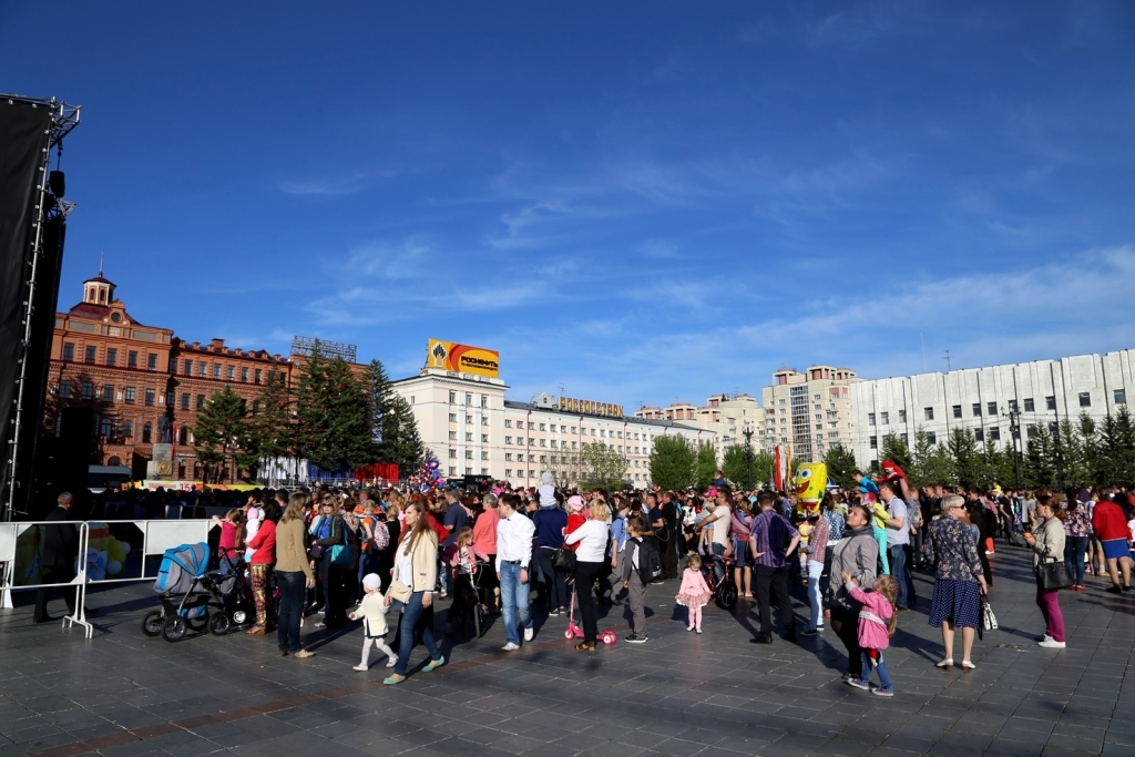 Тысячи людей собрались на площади Ленина в Хабаровске, чтобы увидеть праздничный концерт