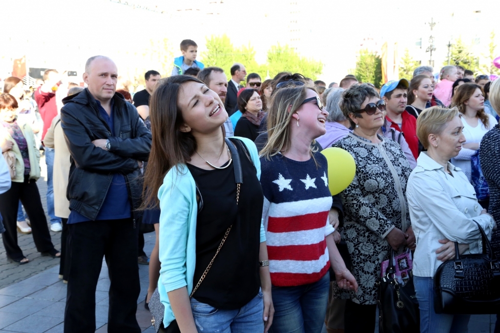 Тысячи людей собрались на площади Ленина в Хабаровске, чтобы увидеть праздничный концерт