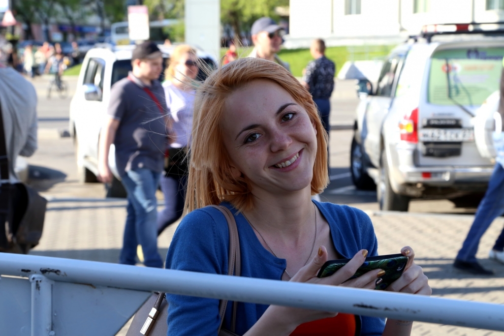 Тысячи людей собрались на площади Ленина в Хабаровске, чтобы увидеть праздничный концерт