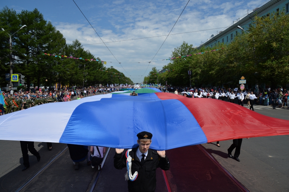 Жители Комсомольска-на-Амуре прошли в праздничных колоннах по центральным улицам
