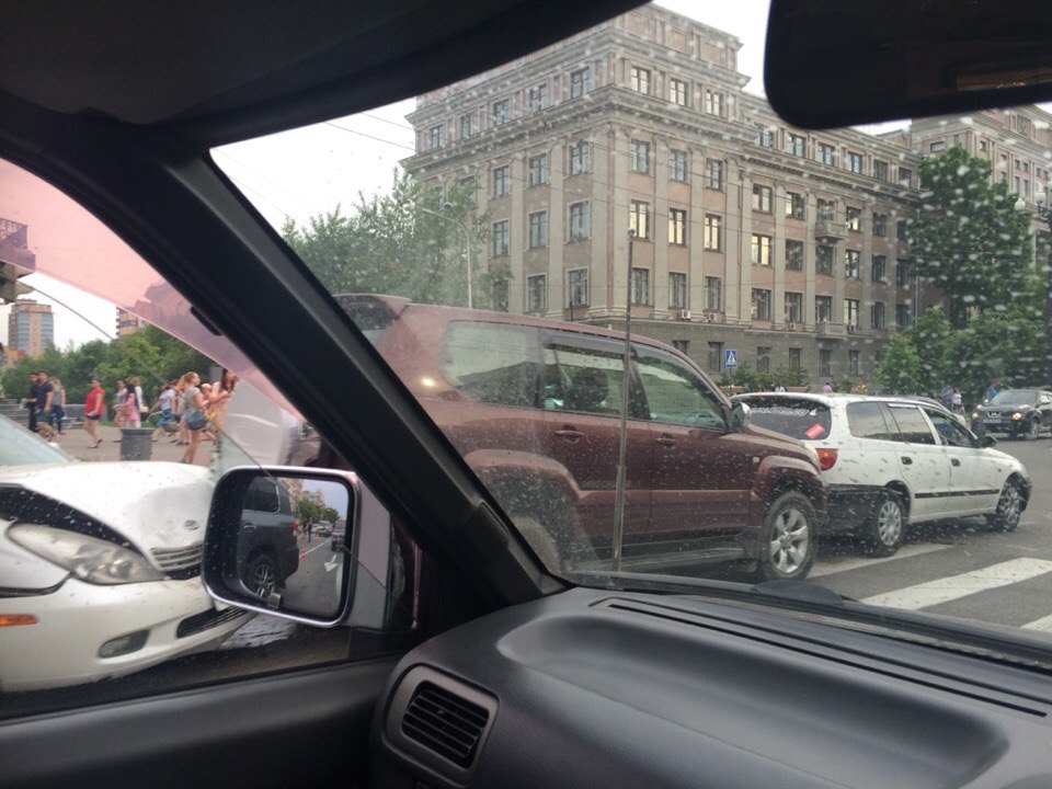 "Бутерброд" из машин затруднил движение в самом центре Хабаровска