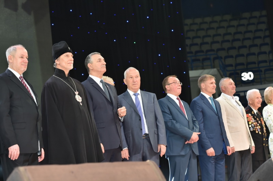 Выпускников Хабаровска проводили во взрослую жизнь