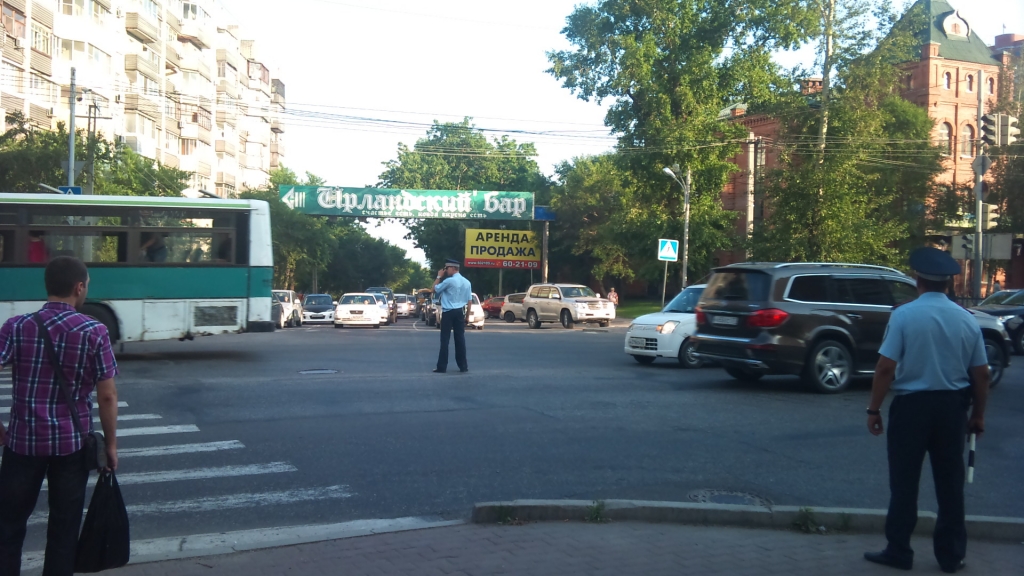  Перекресток Ленина -Запарина, где после тайфуна погас светофор, относится к оживленным и последние дни регулировался вручную