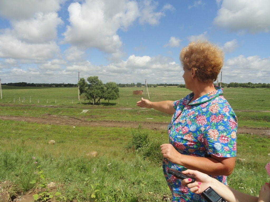  В этом году зимник проходил рядом с ограждениями, а дамба была завалена снегом и абсолютно недоступна