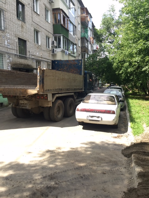 Самосвалы и бульдозеры катят прямо по тихим дворикам в центре Хабаровска