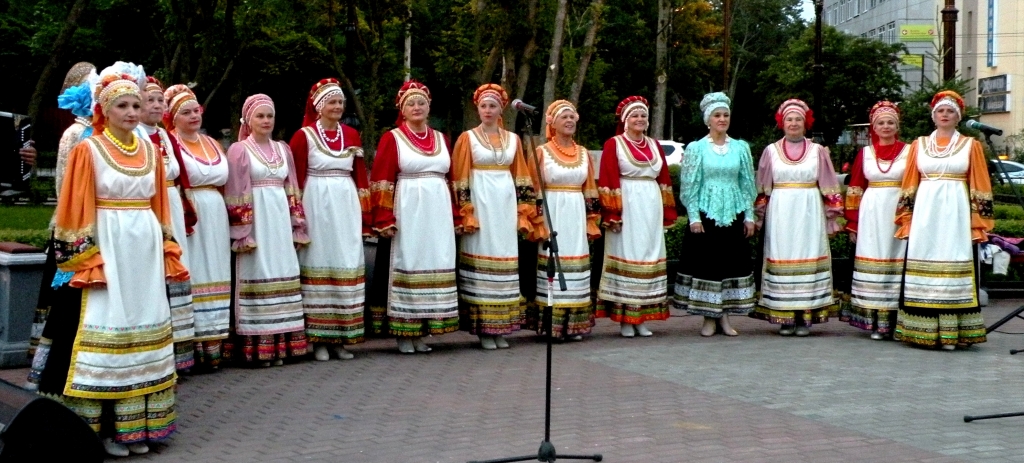 "Русский терем" и Сахалинский русский народный хор выступили в привокзальном сквере