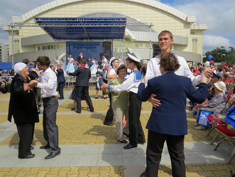 Тысячи хабаровчан пришли на праздник "Отгремели раскаты Второй мировой"