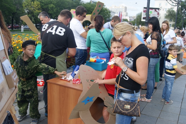 Живую "Звезды Победы" выстроили хабаровчане на главной площади города