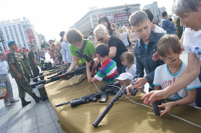 Живую "Звезды Победы" выстроили хабаровчане на главной площади города