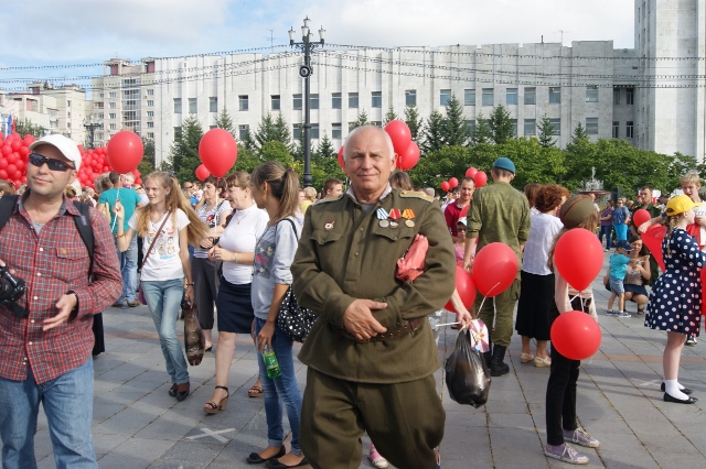 Живую "Звезды Победы" выстроили хабаровчане на главной площади города