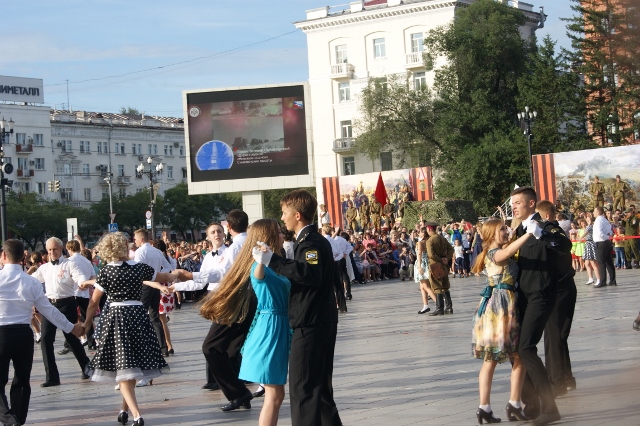 Хабаровчане массово станцевали "Вальс Победы"
