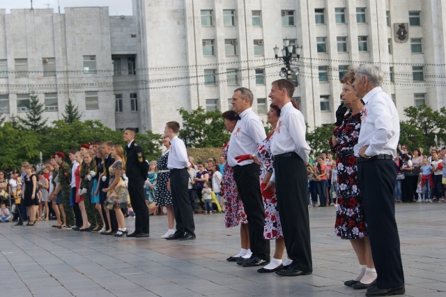 Хабаровчане массово станцевали "Вальс Победы"