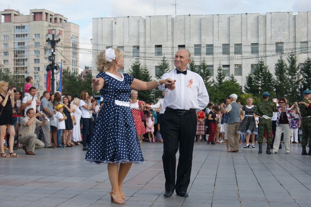 Хабаровчане массово станцевали "Вальс Победы"