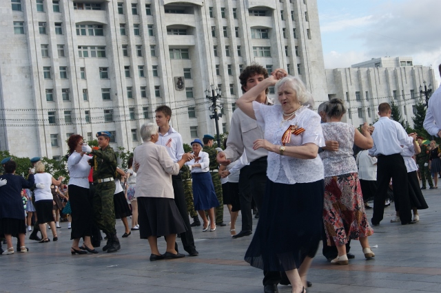 Хабаровчане массово станцевали "Вальс Победы"