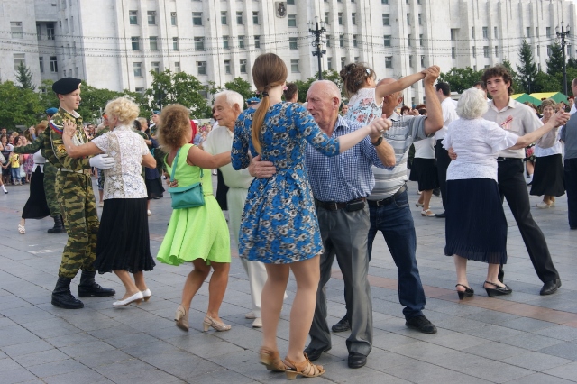 Хабаровчане массово станцевали "Вальс Победы"