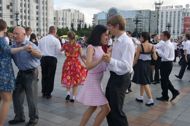 Хабаровчане массово станцевали "Вальс Победы"