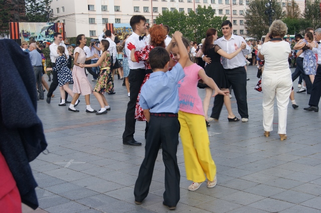 Хабаровчане массово станцевали "Вальс Победы"