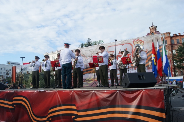 Хабаровчане массово станцевали "Вальс Победы"
