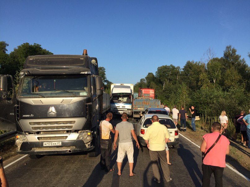 Столкновение шести большегрузов произошло на трассе Хабаровск – Комсомольск-на-Амуре