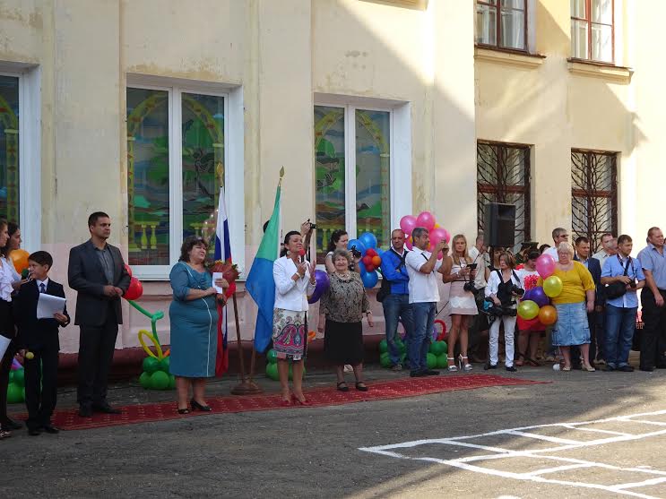 Депутат Госдумы Алла Кузьмина поздравила учеников 43-й школы Хабаровска с Днем знаний