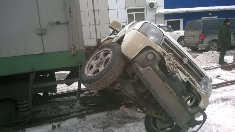 Железнодорожная авария с участием автомобиля