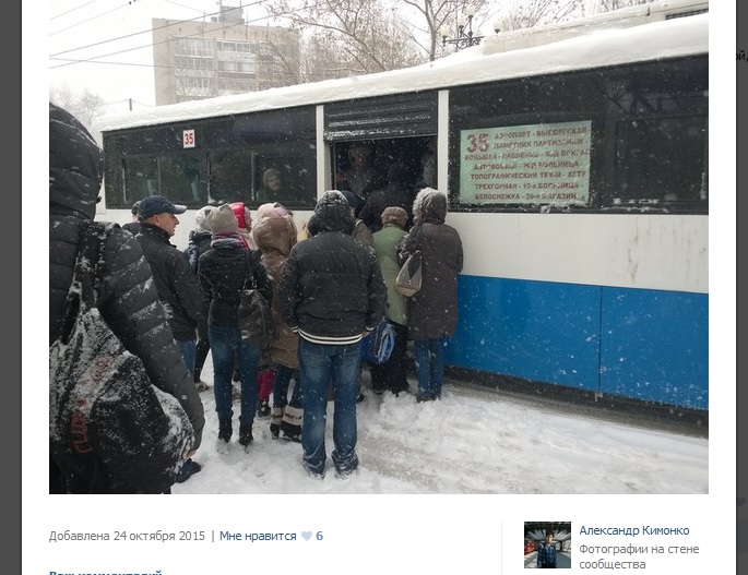 Осенняя зима в Хабаровске, люди не могут попасть в автобусы