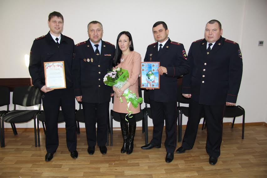 Семья полицейских в кругу коллег