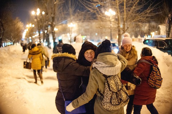 Молодежь на улицах города предлагает прохожим обняться 