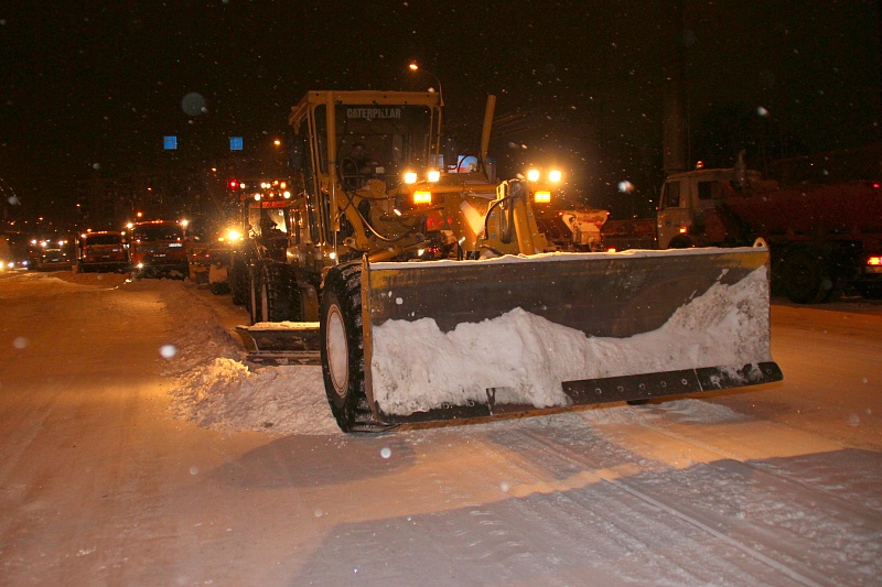 Хабаровск борется со снегом в круглосуточном режиме