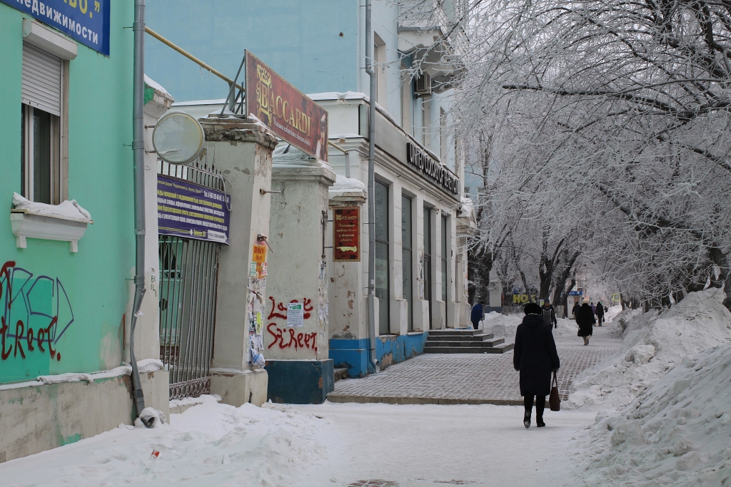 Комсомольск-на-Амуре, снег свален на тротуары