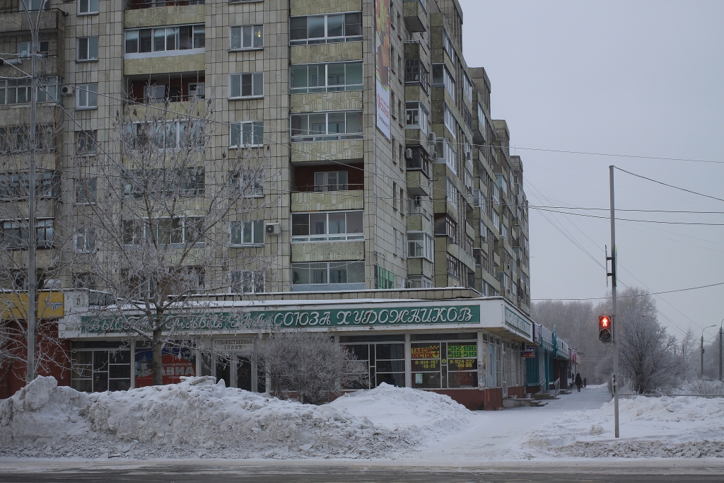 Комсомольск-на-Амуре, снег лежит и перед выставочным залом союза художников России