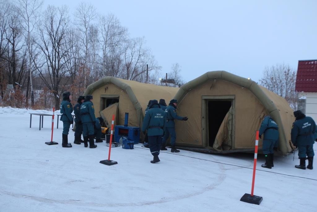 Пункт обогрева развернули на спасатели федеральной трассе Хабаровск-Комсомольск-на-Амуре