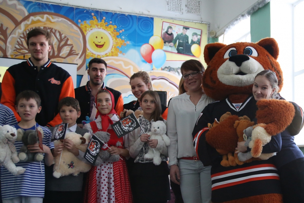 Представители хабаровского "Амура" передали первую часть игрушек, собранных на "Мишкопаде"