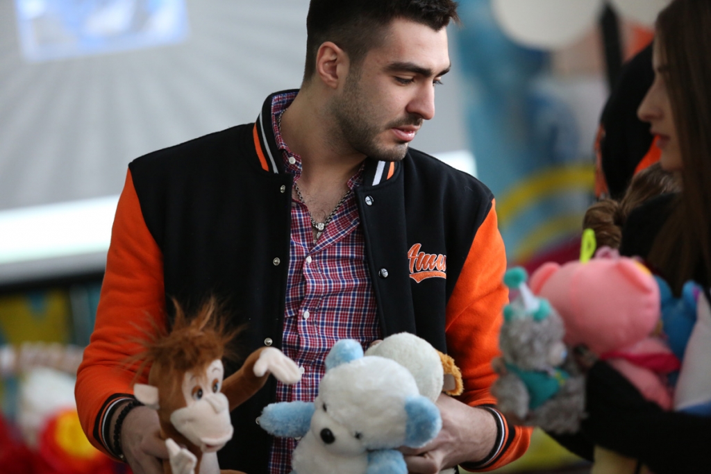 Представители хабаровского "Амура" передали первую часть игрушек, собранных на "Мишкопаде"