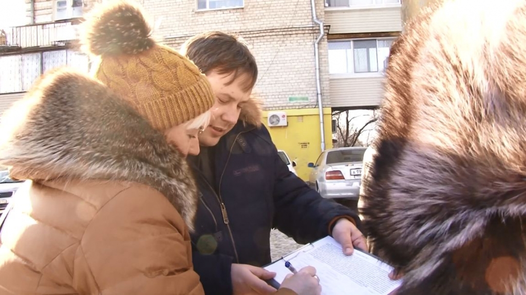 Дмитрий Ковальчук собирает подписи хабаровчан