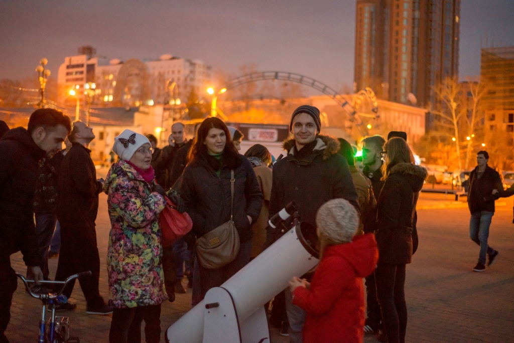 Желающие посмотреть в телескоп