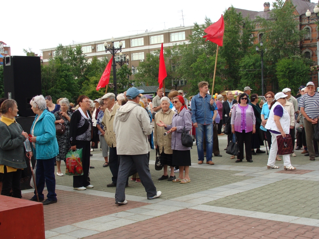 Митинг коммунистов на Комсомольской площади