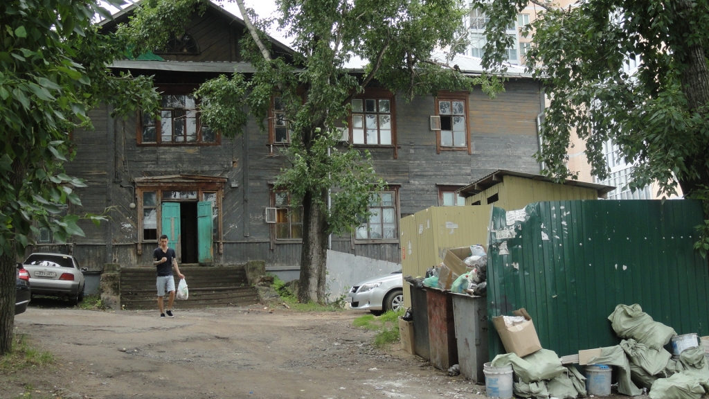 Дом в центре Хабаровска превращается в очаг антисанитарии, погрузившись в грязь и уныние
