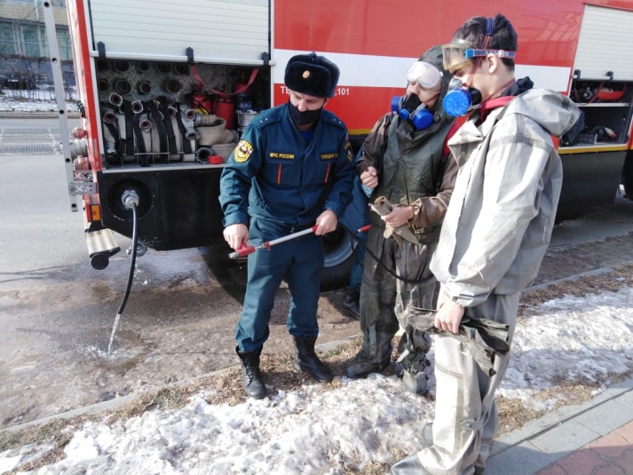 Волонтеры и спасатели провели в Хабаровске дезинфекцию помещений от коронавируса