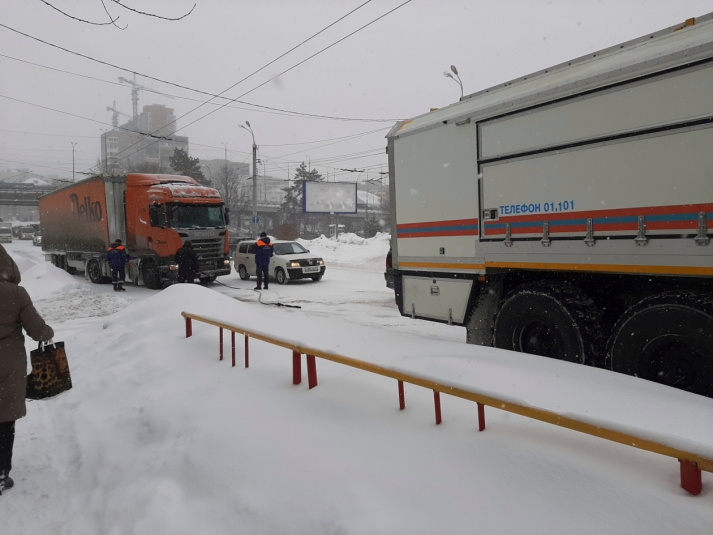 Снег оказался сильней: парализовавшую движение фуру вытаскивали "КАМАЗом" МЧС в Хабаровске