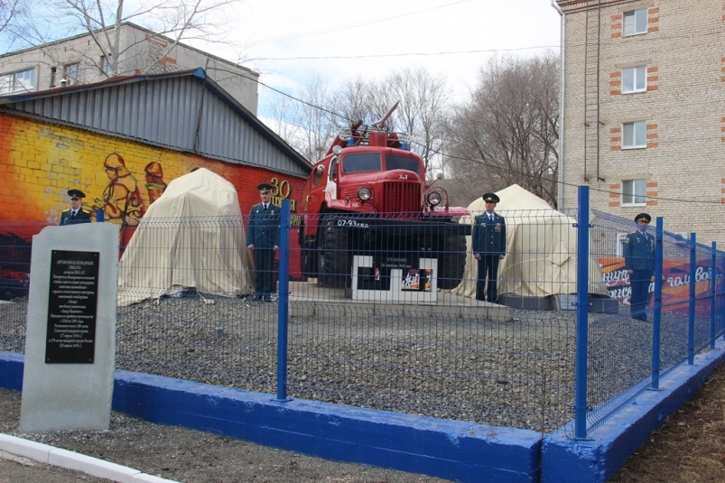Постаменты двум пожарным ретро-автомобилям открыли в Комсомольске-на-Амуре