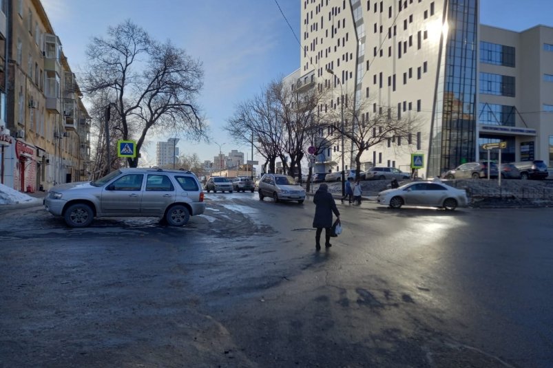 Движение транспорта по ул. Знамёнщикова в районе МТЦ "Счастье" в Хабаровске не будет односторонним