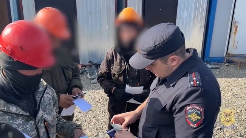 9 мигрантов поставили на воинский учёт после рейда в Комсомольске-на-Амуре