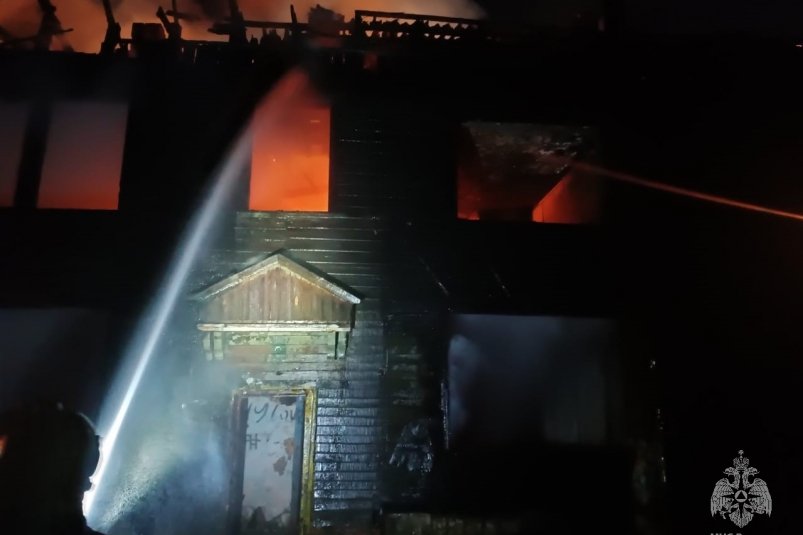 Деревянный барак загорелся на проспекте 60 лет Октября в Хабаровске