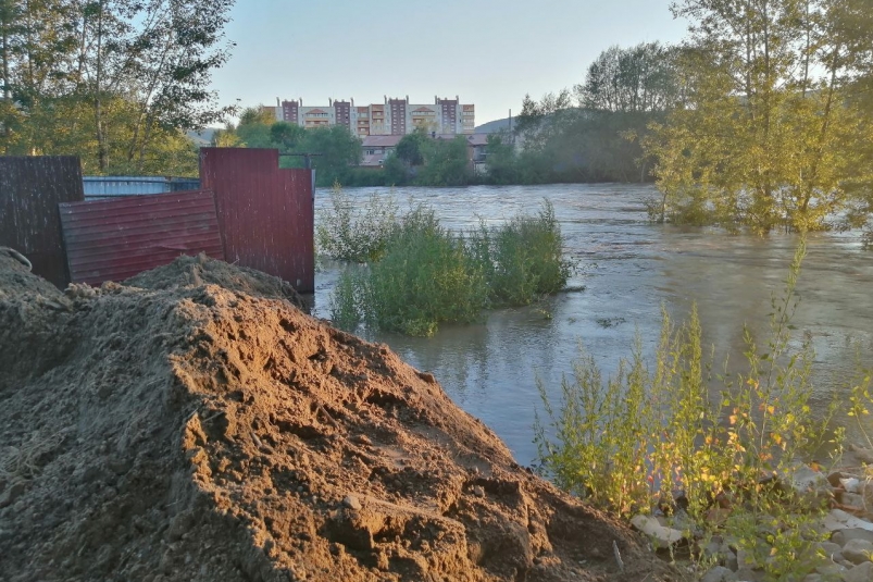 Жителям Оренбургской области грозит штраф за дамбу, которая выдержала паводок