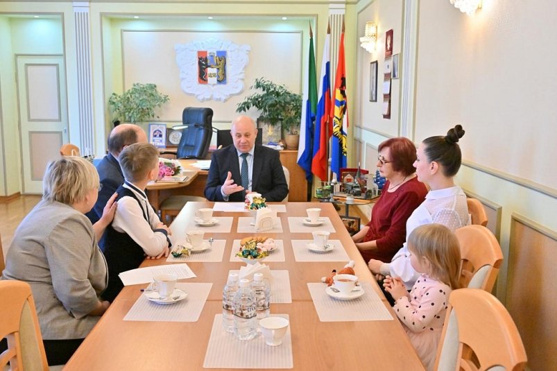 Мэр Хабаровска встретился с семьей участника СВО