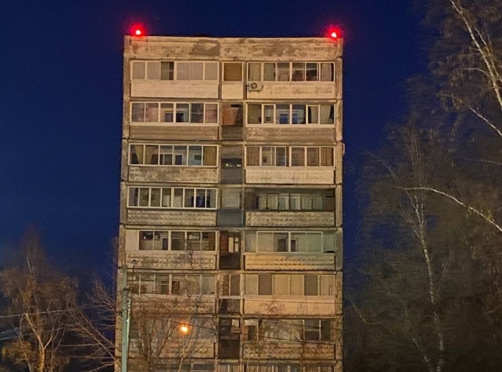 В Хабаровске на многоэтажке установили сигнальные огни