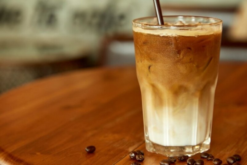 Любимый кофе по-летнему: айс-латте в домашних условиях без кофемашины за 5 минут