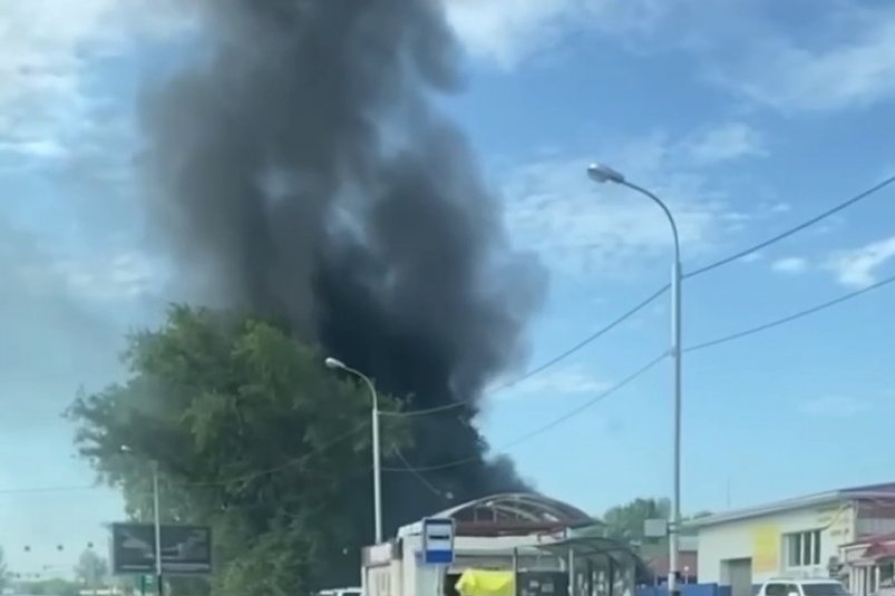 Склад автозапчастей горел в Хабаровске