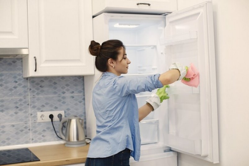 С этими лайфхаками уборка холодильника станет быстрее и проще - убедитесь сами